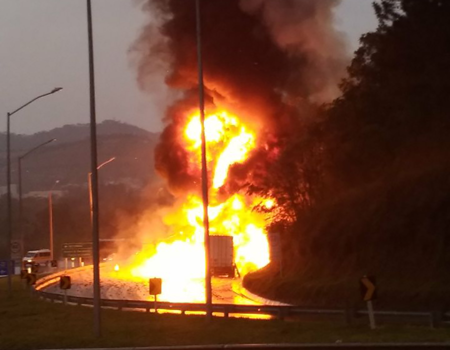 Carreta pega fogo na rotatória do bairro Belo Horizonte em Pouso Alegre