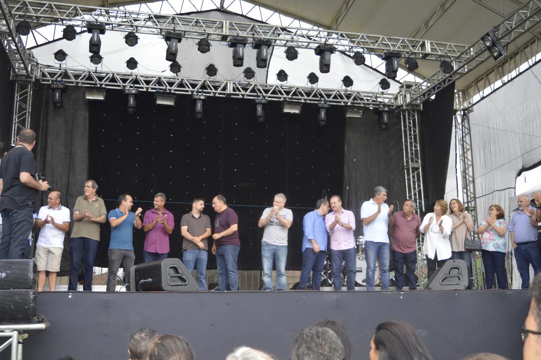 Milhares de pessoas participam de show com Gian & Giovani na entrega da estrada do Pantano