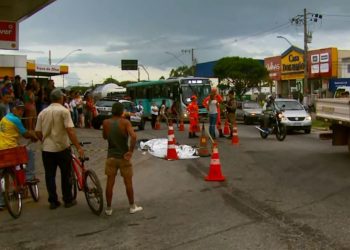 Homem morre atropelado em Pouso Alegre por carreta na rotatória da Perimetral