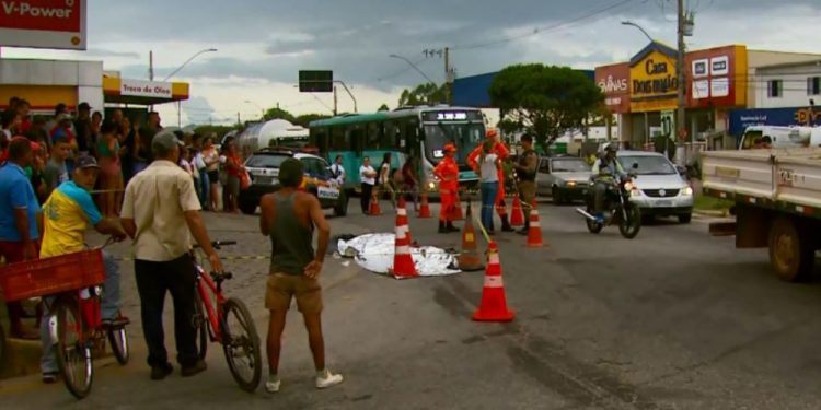 Homem morre atropelado em Pouso Alegre por carreta na rotatória da Perimetral