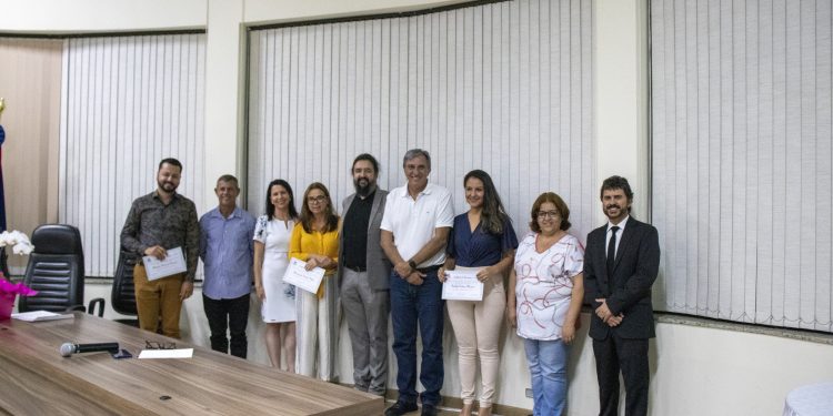 Dentistas da rede municipal são premiados pelo uso de cimento regenerador de dentes