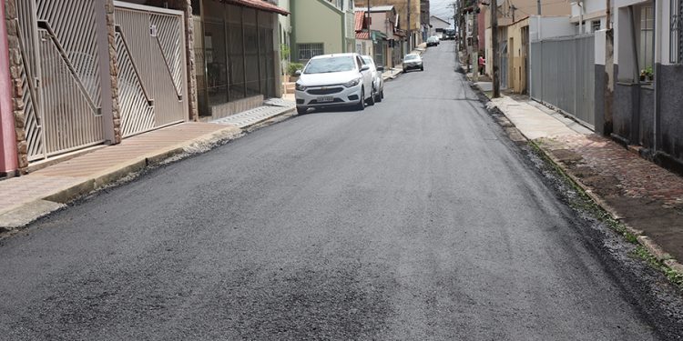 Bairro Jardim Yara recebe reforma em quadra esportiva e recapeamento de ruas