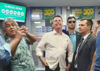 Bolsonaro vai a lotérica apostar na Mega da Virada