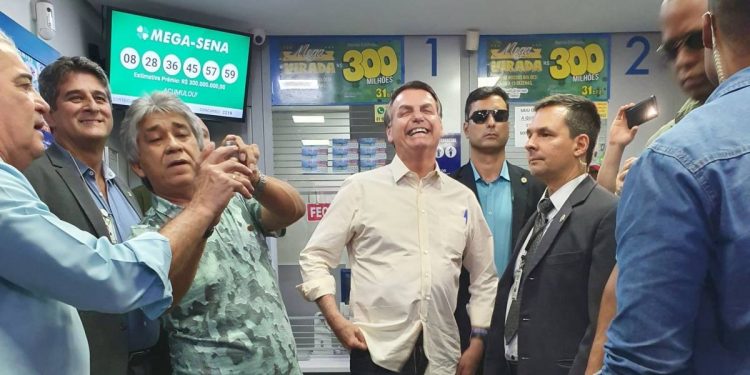 Bolsonaro vai a lotérica apostar na Mega da Virada