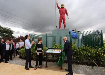 Estátua de Senna em SP é um horror e pode causar acidentes de carro