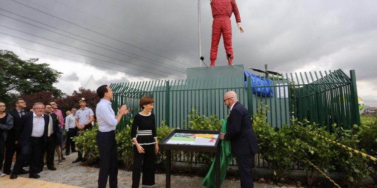 Estátua de Senna em SP é um horror e pode causar acidentes de carro