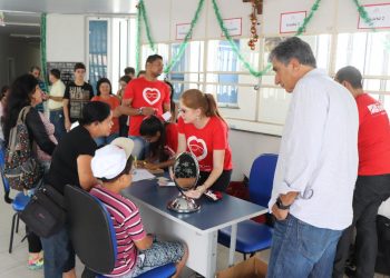 Alunos recebem óculos após exames no mutirão da visão em Pouso Alegre