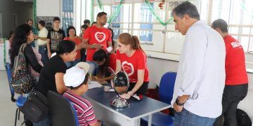 Alunos recebem óculos após exames no mutirão da visão em Pouso Alegre