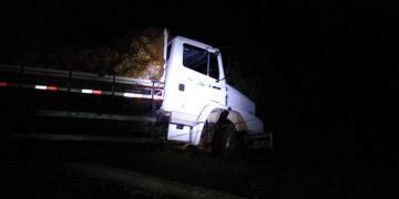 Cabeleireiro morre na BR-459 após carro bater em caminhão e pegar fogo