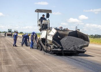 Prefeitura faz manutenção na pista do Aeroporto Municipal