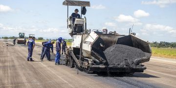Prefeitura faz manutenção na pista do Aeroporto Municipal