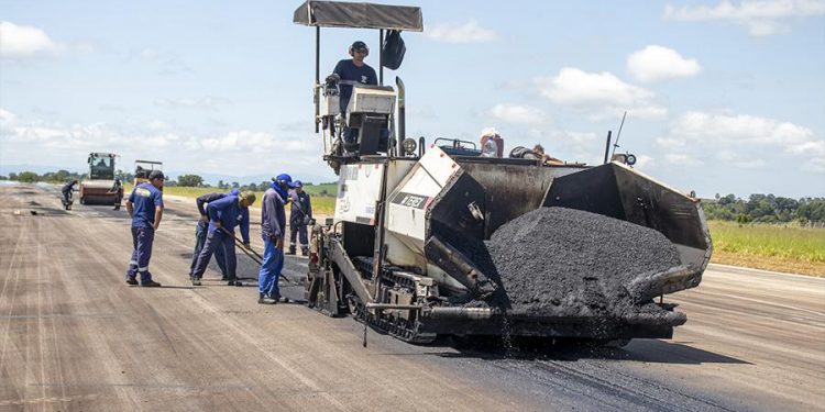 Prefeitura faz manutenção na pista do Aeroporto Municipal