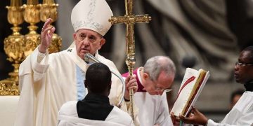 Papa pede desculpas por dar tapas em mulher que puxou Francisco pela mão