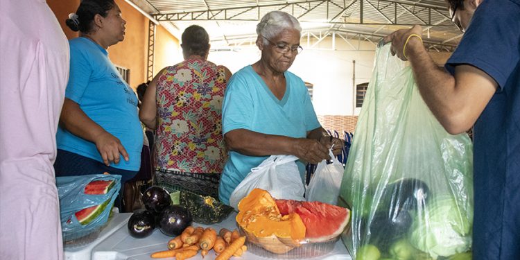 Feira solidária fornece hortifrútis para  36 famílias carentes no São João