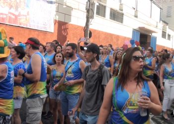Carnaval de Rua em Pouso Alegre – Bloco Folia de Reis é acompanhado por uma multidão