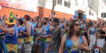 Carnaval de Rua em Pouso Alegre – Bloco Folia de Reis é acompanhado por uma multidão