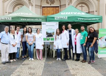 Curso de Farmácia realiza ação de saúde e cidadania no centro de Pouso Alegre