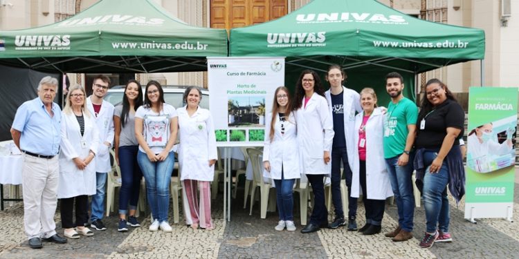 Curso de Farmácia realiza ação de saúde e cidadania no centro de Pouso Alegre