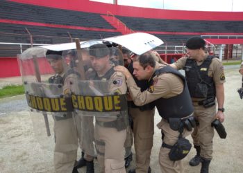 Segurança da Polícia Militar em Pouso Alegre no Estádio de Futebol Manduzão
