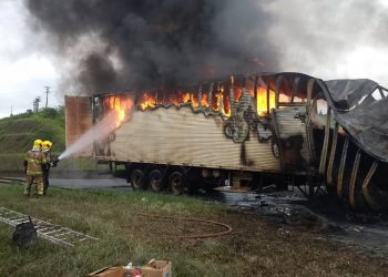 Dois caminhões em Estiva pegam fogo após batida na Fernão Dias