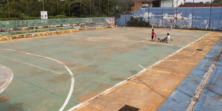 Começa a reconstrução da quadra poliesportiva do  Jardim Yara