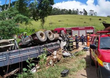 Em Extrema/MG carreta tomba e deixa mulher presa às ferragens