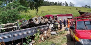 Em Extrema/MG carreta tomba e deixa mulher presa às ferragens