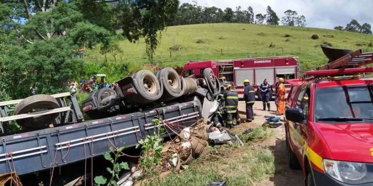 Em Extrema/MG carreta tomba e deixa mulher presa às ferragens