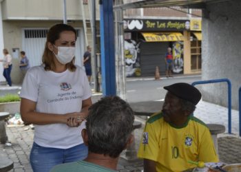 Agentes de saúde saem às ruas para orientar população sobre medidas de proteção