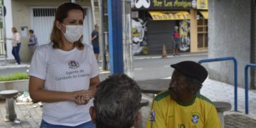 Agentes de saúde saem às ruas para orientar população sobre medidas de proteção