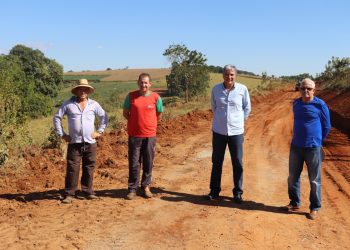 Começa asfaltamento na estrada rural que liga ao bairro dos Ferreiras
