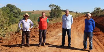 Começa asfaltamento na estrada rural que liga ao bairro dos Ferreiras