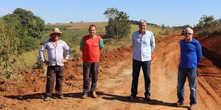 Começa asfaltamento na estrada rural que liga ao bairro dos Ferreiras