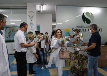 Profissionais e funcionários do HCSL são homenageados com flores por empresário de Pouso Alegre