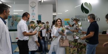 Profissionais e funcionários do HCSL são homenageados com flores por empresário de Pouso Alegre