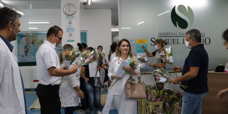 Profissionais e funcionários do HCSL são homenageados com flores por empresário de Pouso Alegre
