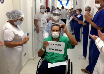 Paciente curado da Covid-19 recebe homenagem ao deixar hospital de Pouso Alegre