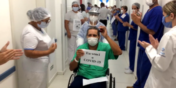 Paciente curado da Covid-19 recebe homenagem ao deixar hospital de Pouso Alegre