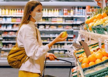 Consumidores – Cerca de 80% só têm comprado o essencial