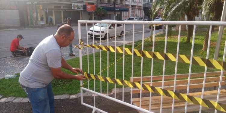 Praça Senador José Bento em Pouso Alegre é fechada ao público