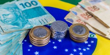 Beneficiários inscritos no Bolsa Família começam a receber auxílio emergencial
