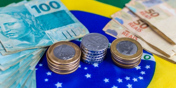 Beneficiários inscritos no Bolsa Família começam a receber auxílio emergencial