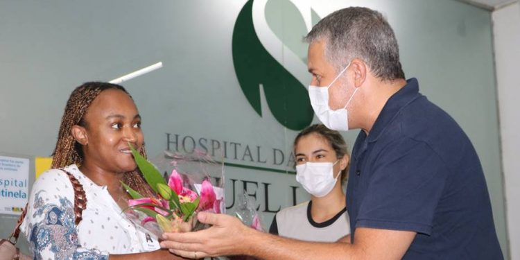 Profissionais e funcionários do HCSL são homenageados com flores por empresário de Pouso Alegre