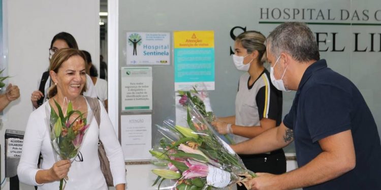 Profissionais e funcionários do HCSL são homenageados com flores por empresário de Pouso Alegre