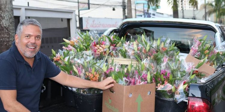 Profissionais e funcionários do HCSL são homenageados com flores por empresário de Pouso Alegre