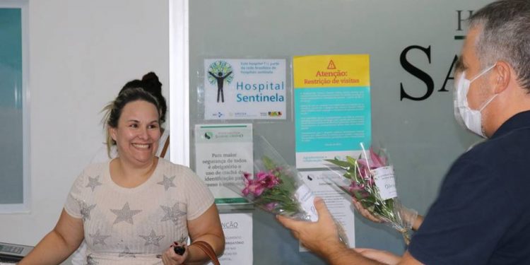 Profissionais e funcionários do HCSL são homenageados com flores por empresário de Pouso Alegre