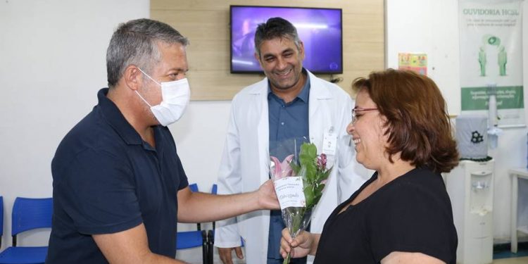 Profissionais e funcionários do HCSL são homenageados com flores por empresário de Pouso Alegre