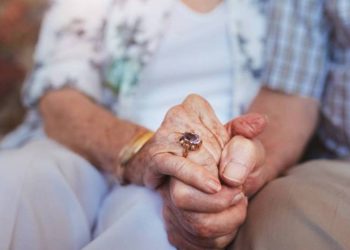 Por que será que só os velhos estão morrendo em massa? Quem valida a vida?