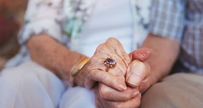 Por que será que só os velhos estão morrendo em massa? Quem valida a vida?