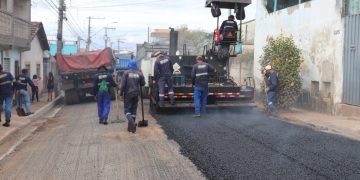 Principal via do Bairro São João recebe nova pavimentação asfáltica